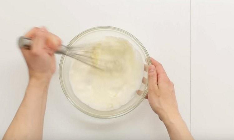 With a whisk, beat the eggs with cream.