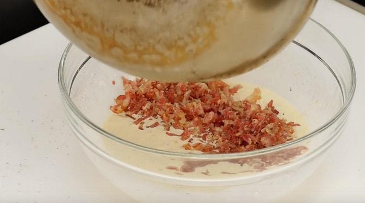 We spread the bacon here and mix the filling.