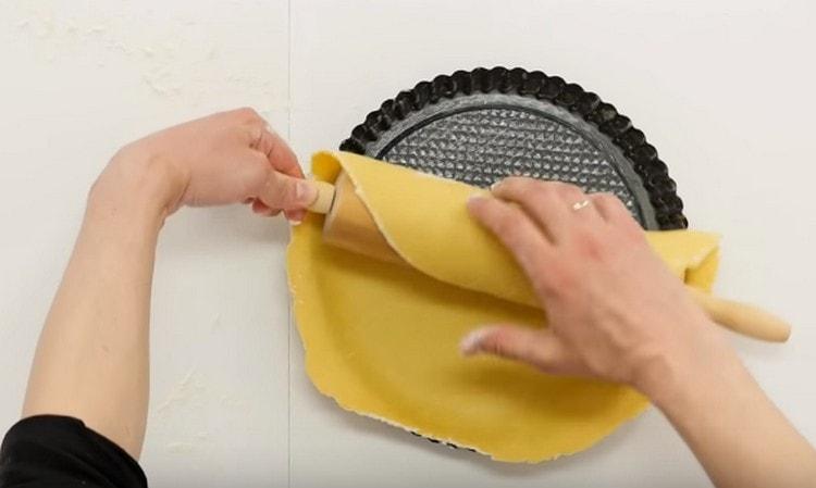 We shift the dough into the form.