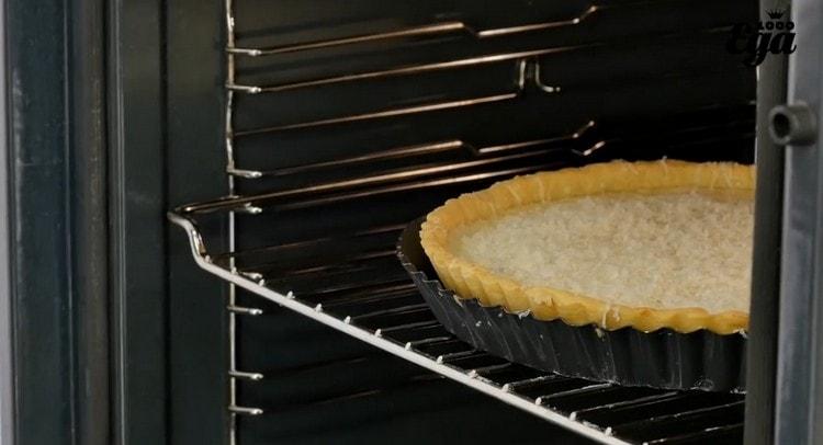 We send the quiche into the oven.