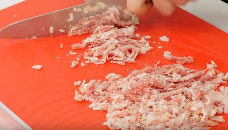 Finely chop the bacon.