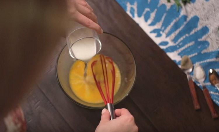 Add cream to the egg mass.