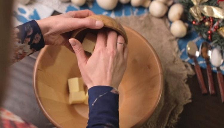 Spread the butter sliced into slices in a bowl.