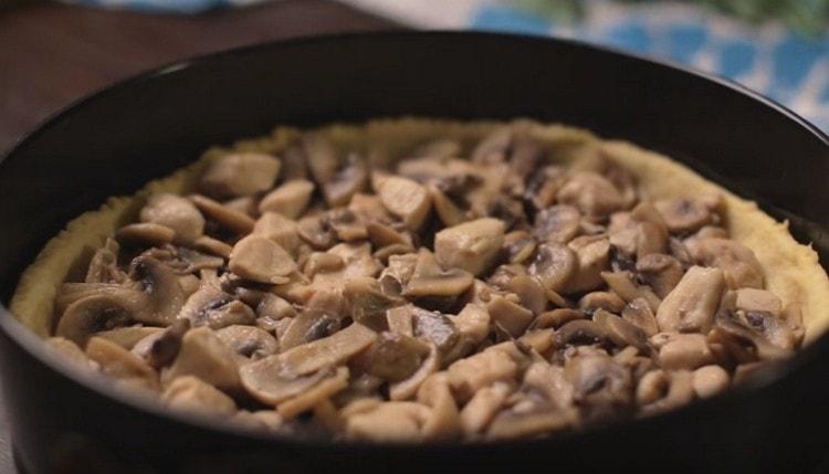 Put the filling on the dough.