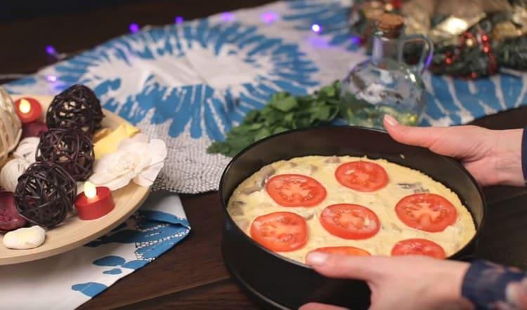 On top of the filling with filling, lay out the sliced tomato.