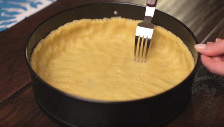 We fork the dough on the bottom and on the sides.