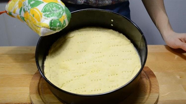 15 minutes, bake the base of the cake in the oven, cool.