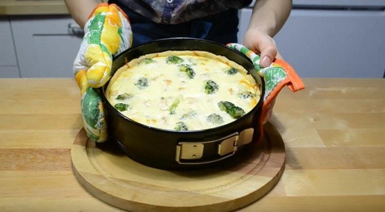 Such a quiche with salmon is baked for about 40 minutes.