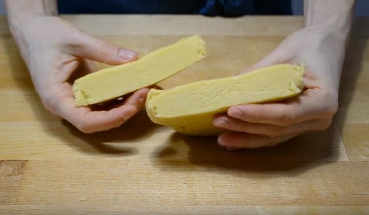 We divide the finished dough into larger and smaller parts and send them to the refrigerator.