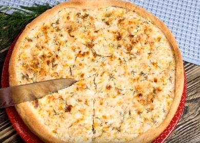 Quiche with chicken and cheese - an open, delicious French shortcrust pastry pie
