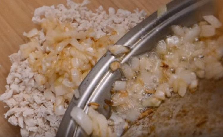 We shift the fried onions to the chicken.