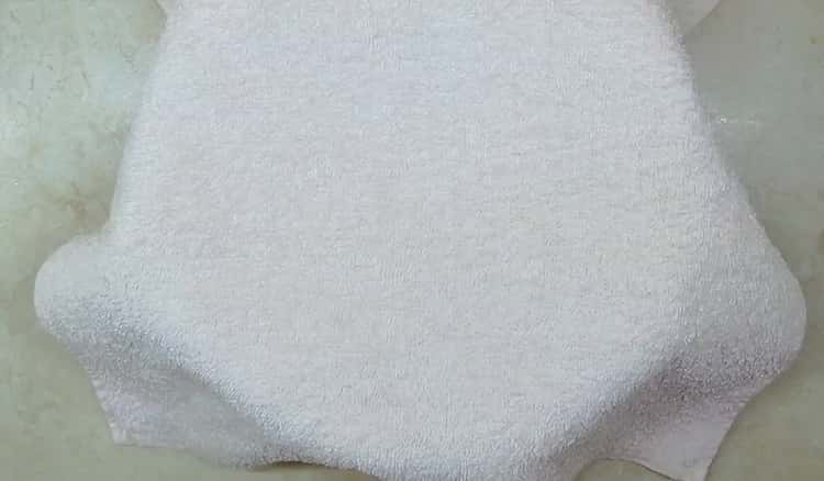 To make a classic Easter cake with a simple recipe, put the dough on the proofing