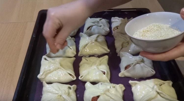 Sprinkle puffs with sesame seeds.