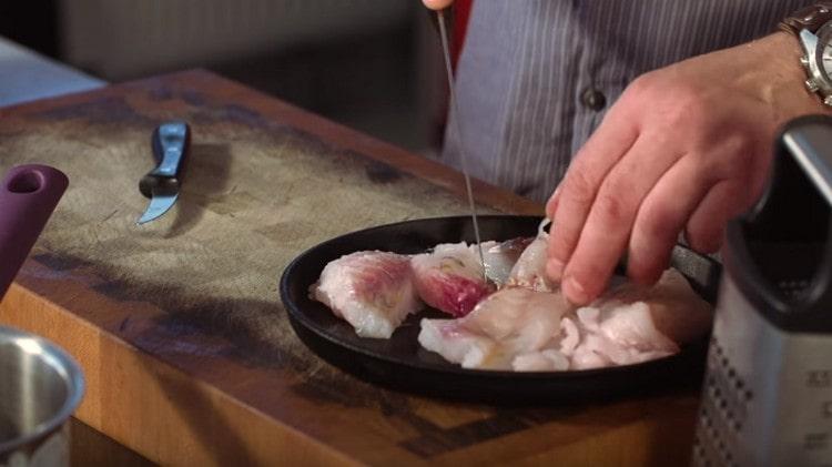Cut the pikeperch fillet into pieces.