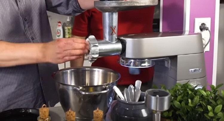 Pike perch fillet, onions, as well as bread are passed through a meat grinder.