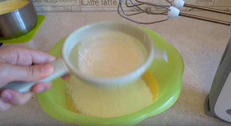 Sift the flour into the dough.