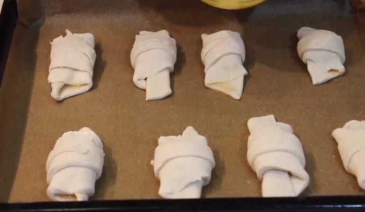 We spread the blanks on a baking sheet.