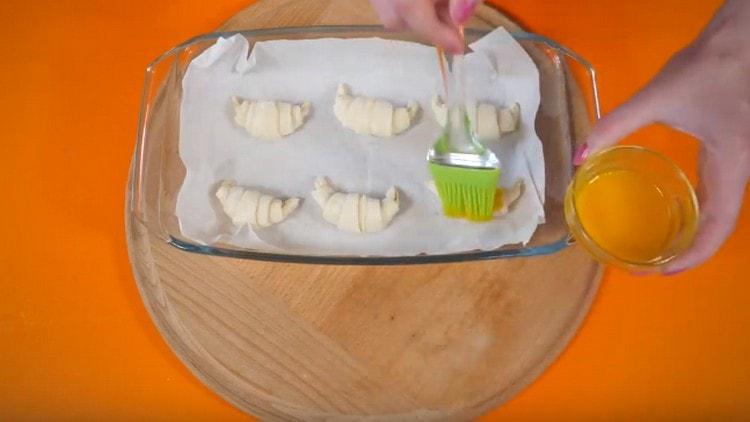 Whisk the croissants with whipped yolk.