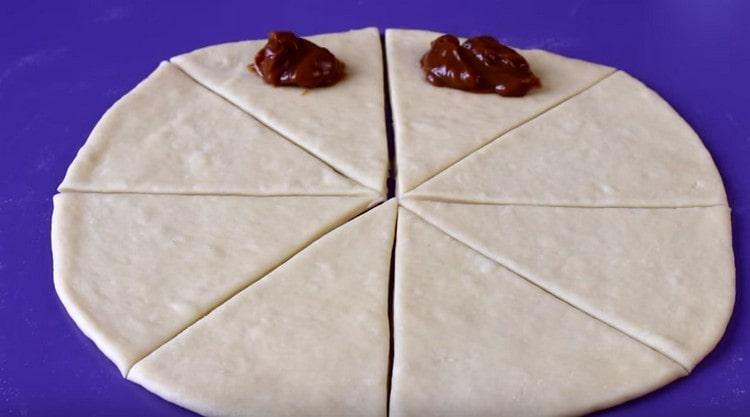 At the base of each triangle, lay out a spoonful of boiled condensed milk.