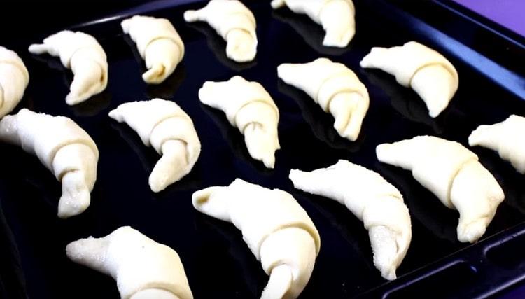 We spread the products on a baking sheet.