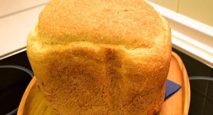 Appetizing corn bread cooked in a bread maker will delight you with a delicious crispy crust.