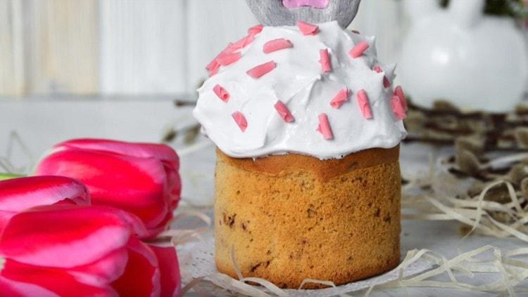 And here is one of the traditional ways of decorating such an Easter cake.