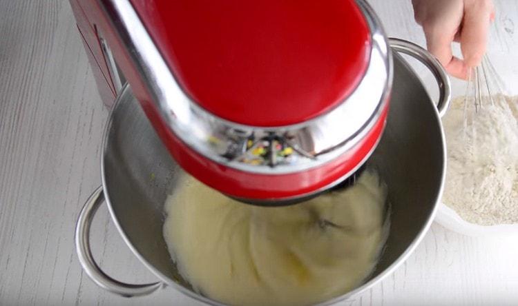 Beat eggs with sugar.