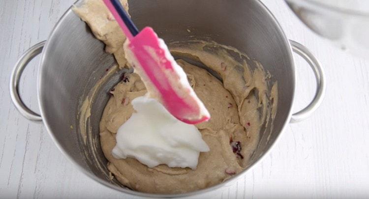 Gently mix the protein mass with a spatula into the dough.
