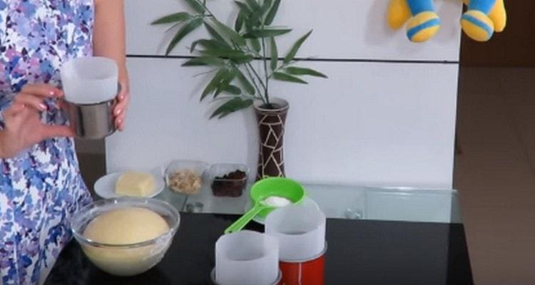 We prepare forms for Easter cakes.