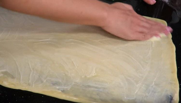 Lubricate the resulting layer with butter.