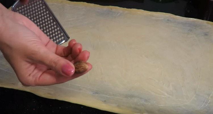 Grate nutmeg on the dough.