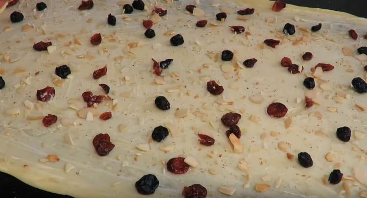 Then we distribute raisins, candied fruits, almond petals according to the test.