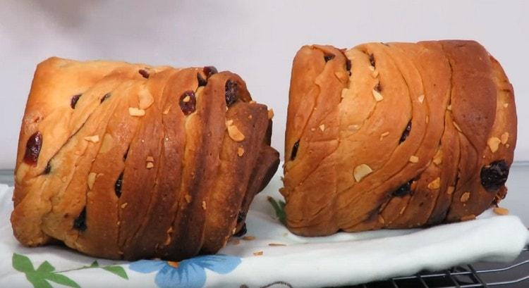 We lay the finished baking on the side on a towel so that it cools down.