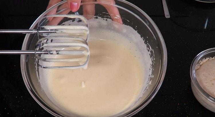 Beat eggs with sugar.