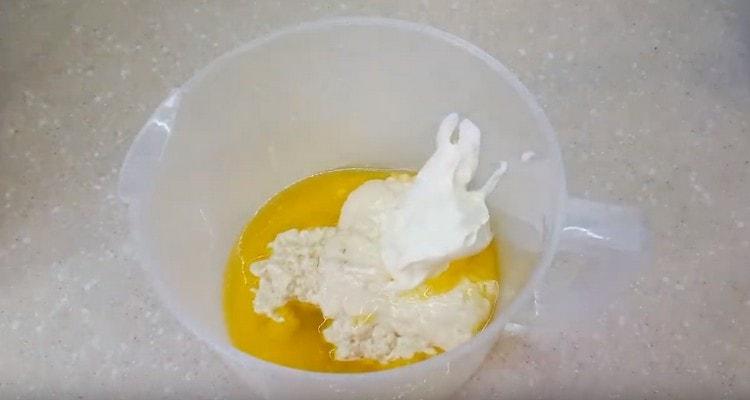 Add melted and cooled butter, as well as sour cream, to the steam.