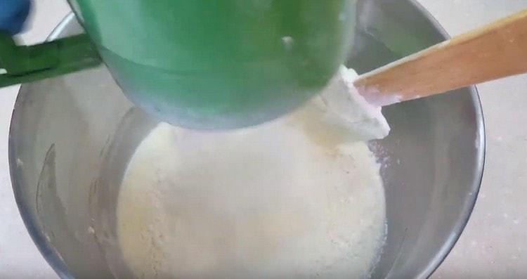 Sift the flour and knead the spatula dough.