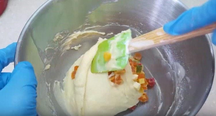 We mix candied fruits and dried fruits into the dough.