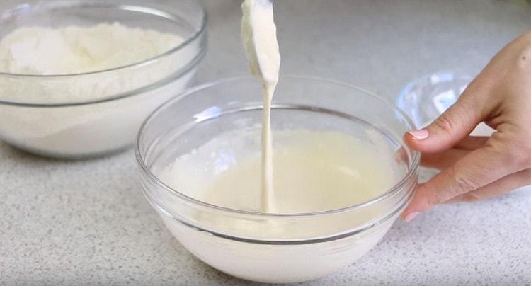 Mix the mass and put the dough in a warm place.