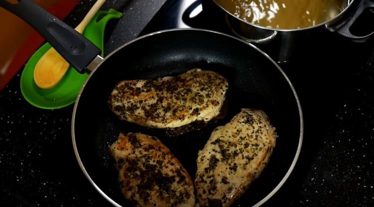 Spread the breasts in a pan and fry.
