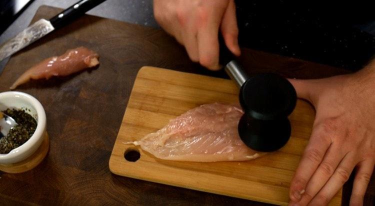 Lightly beat the chicken fillet.