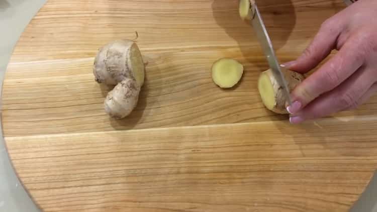 Cut ginger into circles