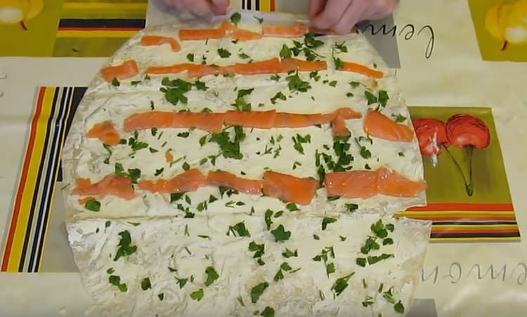 We make another pita bread in the same way, but instead of cucumber we take parsley.