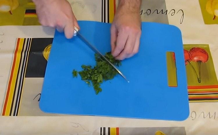 Grind fresh parsley.