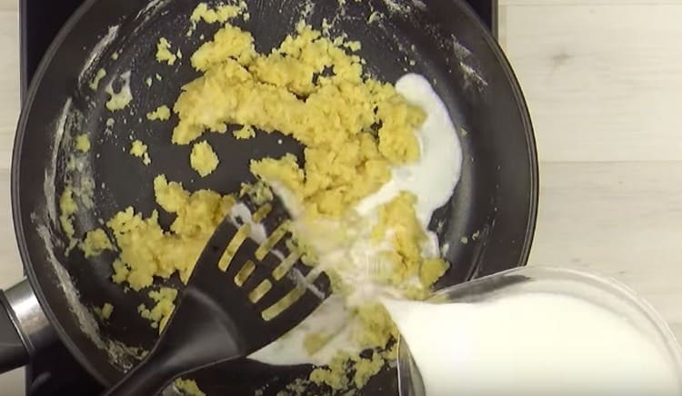 Add the milk to the brewed flour a little.