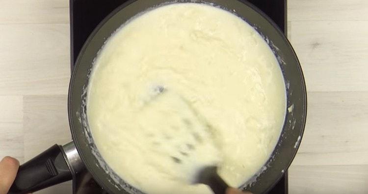 Mix the sauce, breaking the lumps.