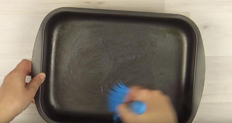 Grease a baking dish with vegetable oil.