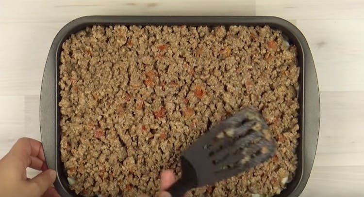 Spread the minced meat on top of the sauce.