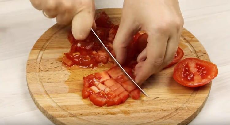 Cut the tomatoes into small cubes.