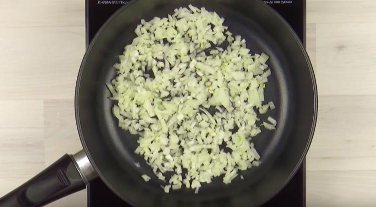 Spread the onion and fry in a pan.