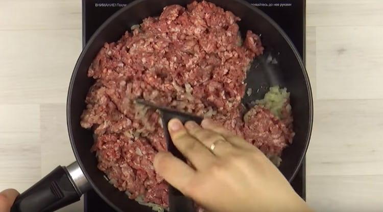Add minced meat to the onion.